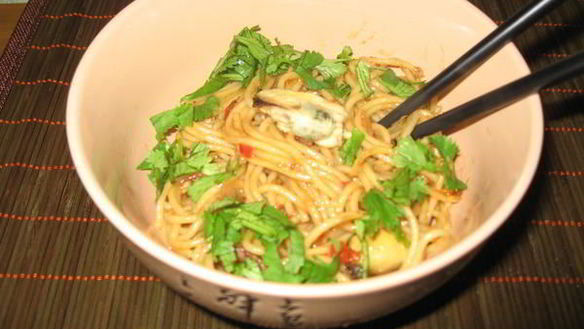 Рецепт Корейская лапша с беконом, мидиями и вешенками