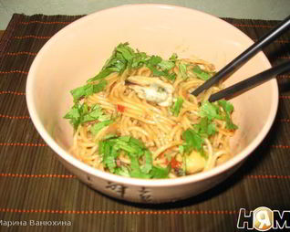 Корейская лапша с беконом, мидиями и вешенками