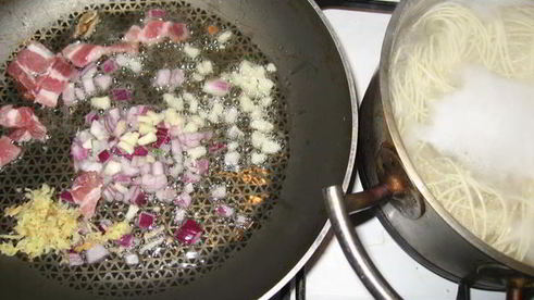 корейская лапша с беконом, мидиями и вешенками