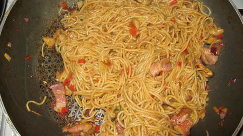 корейская лапша с беконом, мидиями и вешенками