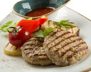 Котлеты из телятины с тушеными овощами