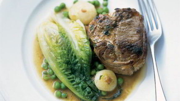 Рецепт Котлеты из ягненка под мятным соусом с тушеным горохом и салатом