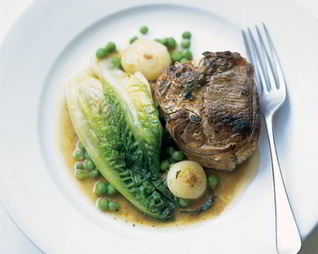 Котлеты из ягненка под мятным соусом с тушеным горохом и салатом