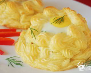 Котлеты в картофельных гнездышках с перепелиными яйцами