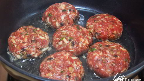 котлеты в картофельных гнездышках с перепелиными яйцами