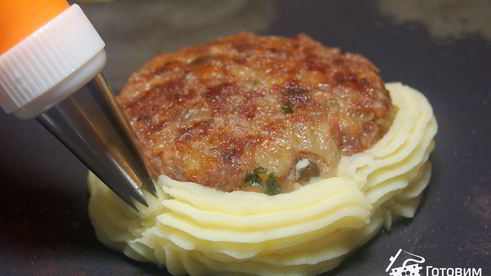 котлеты в картофельных гнездышках с перепелиными яйцами