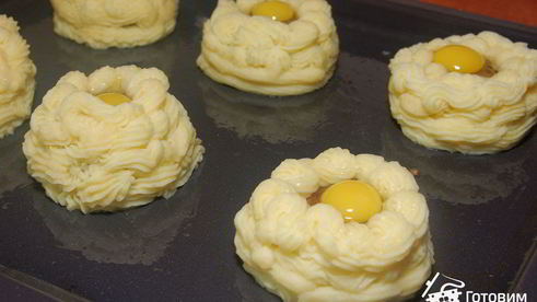 котлеты в картофельных гнездышках с перепелиными яйцами