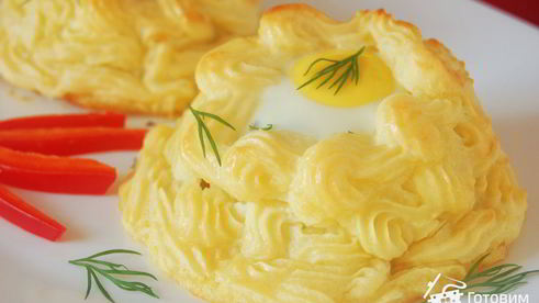 котлеты в картофельных гнездышках с перепелиными яйцами