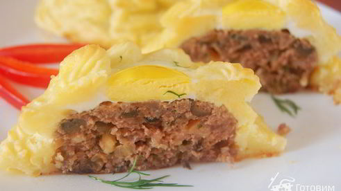 котлеты в картофельных гнездышках с перепелиными яйцами