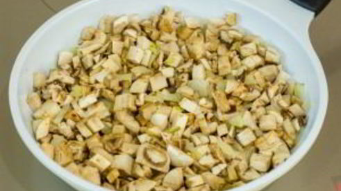 котлеты, запеченные в духовке под грибным соусом