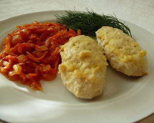 Куриные котлетки-рулетики, запеченные в пикантном соусе