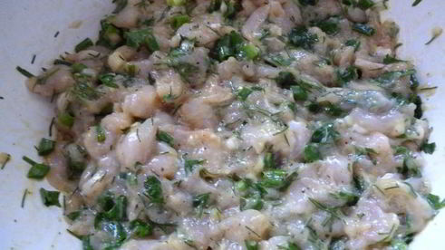 куриные котлетки-рулетики, запеченные в пикантном соусе