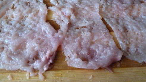 куриные котлетки-рулетики, запеченные в пикантном соусе