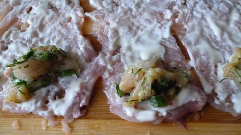 куриные котлетки-рулетики, запеченные в пикантном соусе