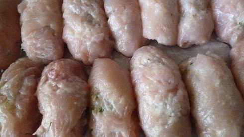 куриные котлетки-рулетики, запеченные в пикантном соусе