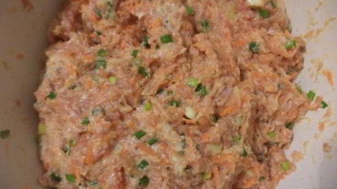 куриные котлетки с морковью и зеленым луком