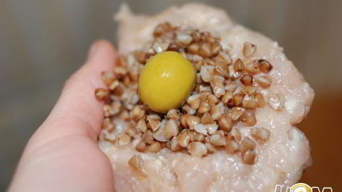 куриные котлеты, фаршированные гречей и оливками