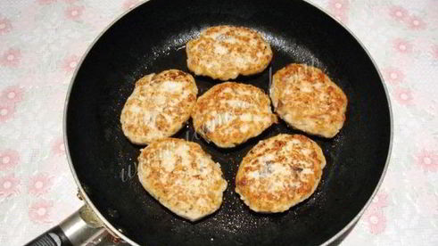 куриные котлеты с грибами и квашеной капустой