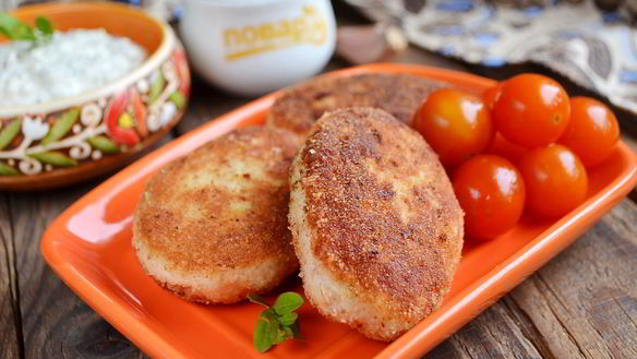 Рецепт Куриные котлеты с овсянкой и сметанным соусом