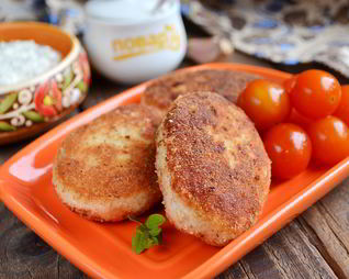 Куриные котлеты с овсянкой и сметанным соусом