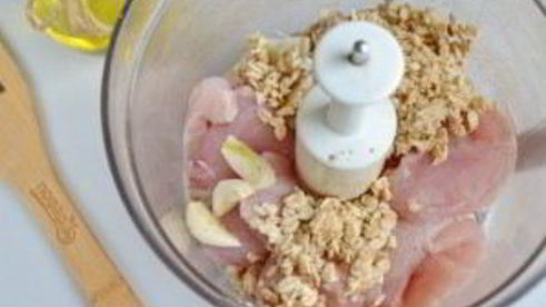 куриные котлеты с овсянкой и сметанным соусом