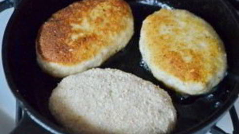 куриные котлеты с овсянкой и сметанным соусом