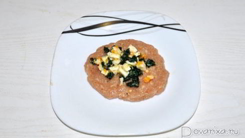 куриные котлеты со шпинатом и яйцом