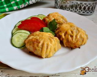 Мясные котлетки с морковью и сметаной, запеченные под сырной корочкой