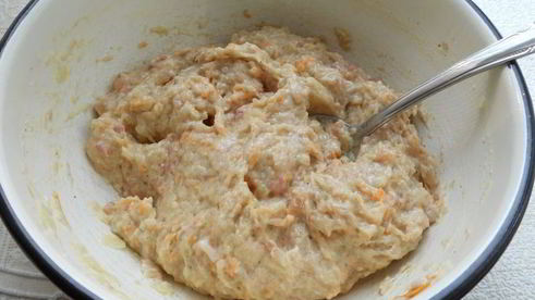 мясные котлетки с морковью и сметаной, запеченные под сырной корочкой