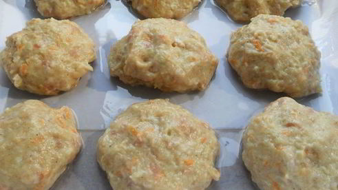 мясные котлетки с морковью и сметаной, запеченные под сырной корочкой