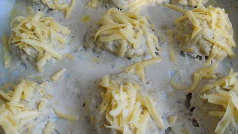 мясные котлетки с морковью и сметаной, запеченные под сырной корочкой