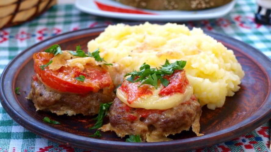 Рецепт мясные котлеты запеченные с помидорами и луком в духовке