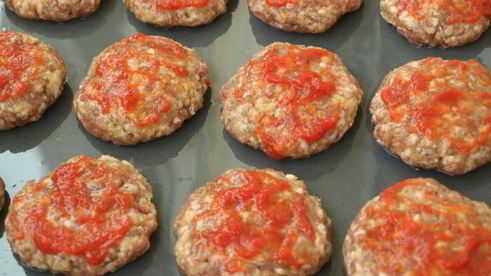 мясные котлеты запеченные с помидорами и луком в духовке