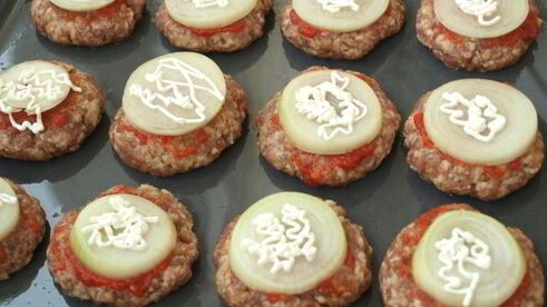 мясные котлеты запеченные с помидорами и луком в духовке