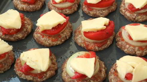 мясные котлеты запеченные с помидорами и луком в духовке