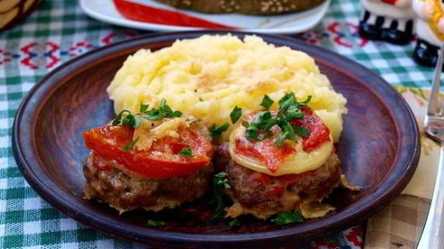 мясные котлеты запеченные с помидорами и луком в духовке