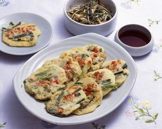 Нарядные рыбные котлеты по-тайски с кусочками красного перца и фасоли