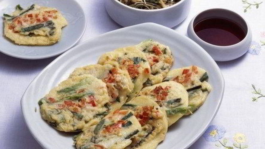 Рецепт нарядные рыбные котлеты по-тайски с кусочками красного перца и фасоли