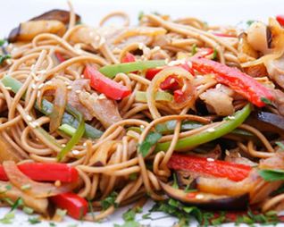 Лапша гречневая с овощами