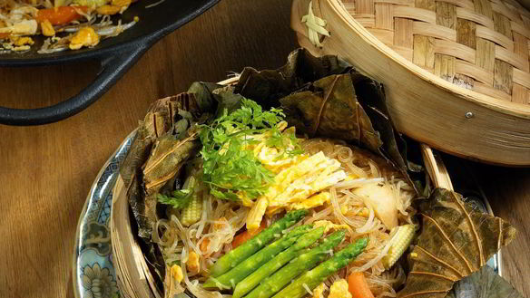 Рецепт Лапша с белыми грибами в листьях лотоса