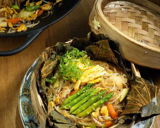 Лапша с белыми грибами в листьях лотоса