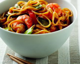 Лапша с креветками и овощами