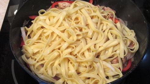 лапша с куриной грудкой по-китайски