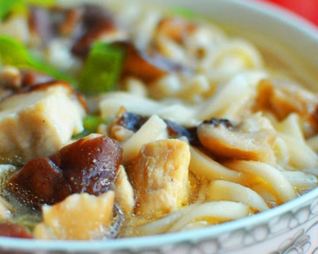 Лапша с курицей и грибами в азиатском стиле