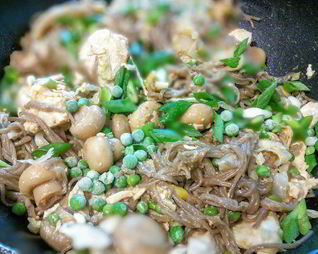 Лапша с курицей и овощами