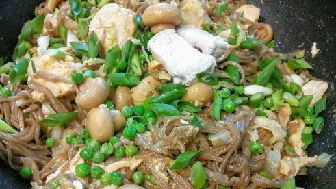 лапша с курицей и овощами