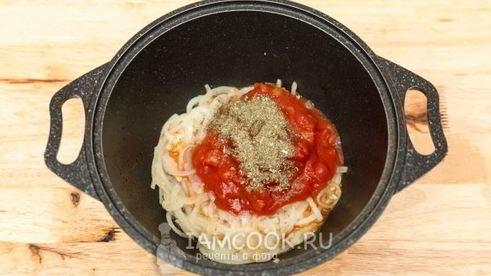 лапша с курицей в томатном соусе