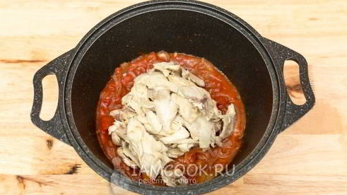 лапша с курицей в томатном соусе