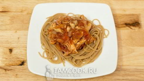 лапша с курицей в томатном соусе