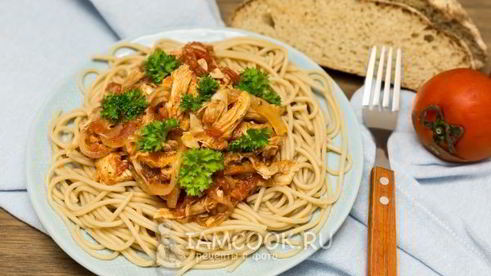 лапша с курицей в томатном соусе